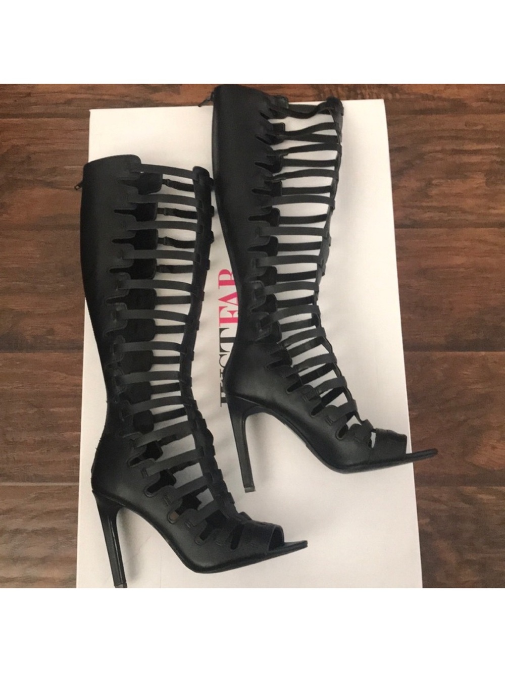 🖤JUSTFAB~Open Toe Knee-High Caged/Gladiator Boots w/Zipper Back